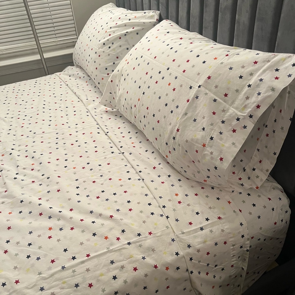 Pottery Barn Kids Star Patterned White Full size 4 piece Sheet